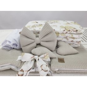 Wit rieten bed met uitrusting voor een baby - Katoenen bloemen, Ourbaby®