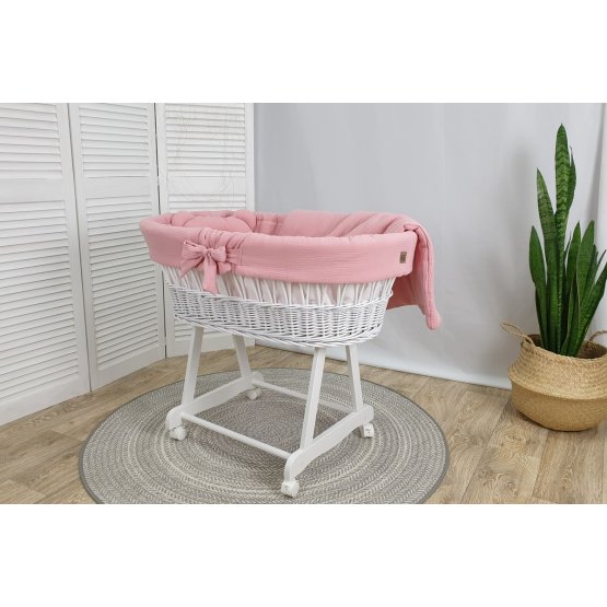 Rieten bed met uitrusting voor een baby - roze